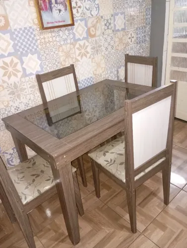Mesa com tampo de vidro e quatro cadeiras 