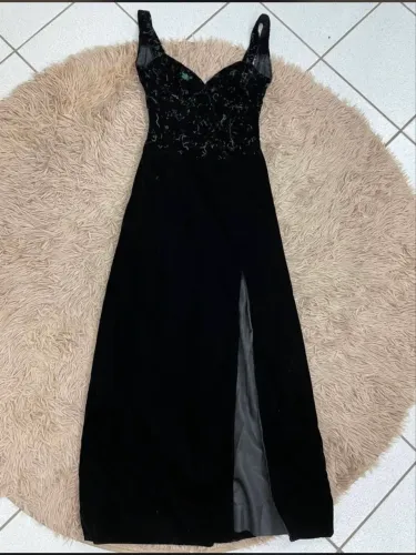 Vestido de festa preto veludo fenda decotado meia taça
