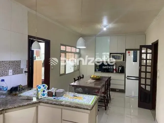 Casa residencial de 3 quartos com 2 suítes, piscina, 4 vagas Campestre, Santo André vend