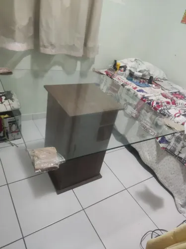 Mesa com tampa de vidro quatro lugares