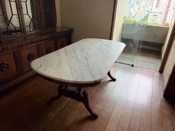 Mesa de jantar de mármore e jacarandá