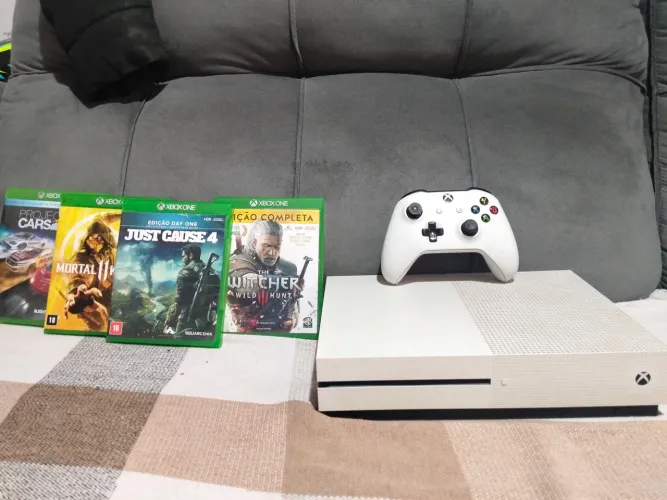 Vendo Xbox one s 1TB em boas condições, acompanha 4 jogos físico