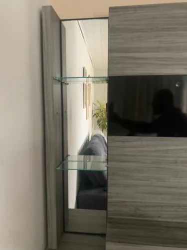 Painel com espelho e mesa de centro