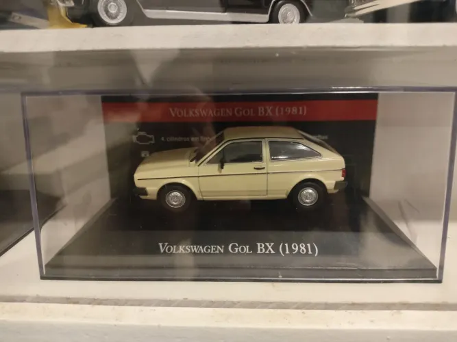 Miniatura Volkswagen Gol BX 19811/43 inesquecíveis do Brasil 