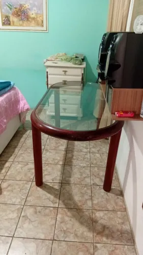 mesa em mogno com tampo de vidro 