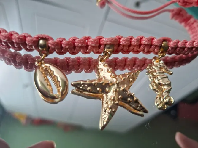 Colar em em macrame rosa com tema marinho