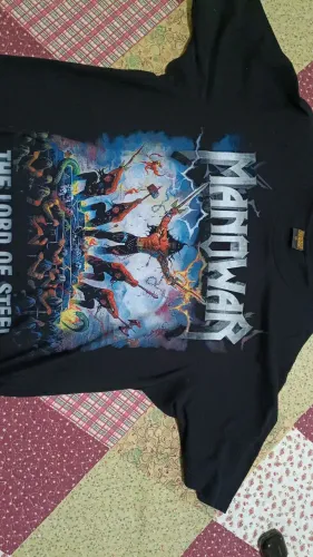 Camisa "M" da banda Manowar - Consulado do Rock