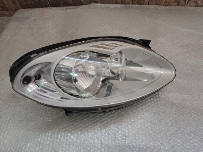 Farol dianteiro direito Fiat Palio attractive 2012 a 2017 