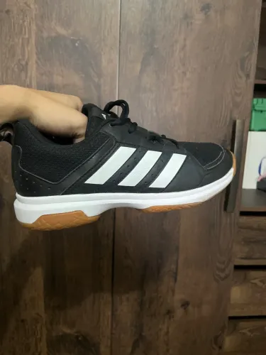 Tênis adidas