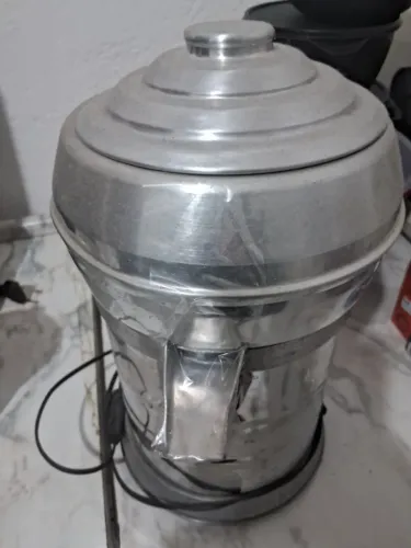 Espremedor de laranja e limão industrial bi volts. SEMI NOVO