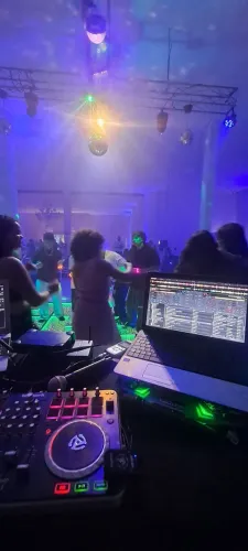 Som, jogo de luz, piso de led e dj