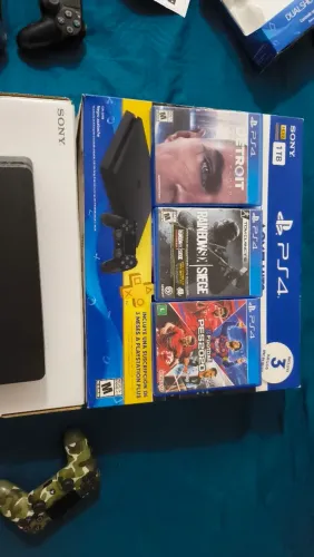PS4 1TB - 3 Jogos - 3 Controles
