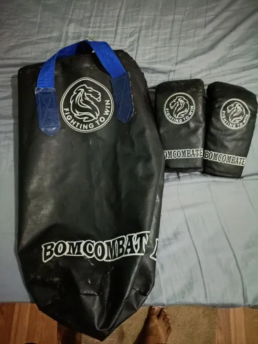 Saco de pancada (treino) + par de luvas