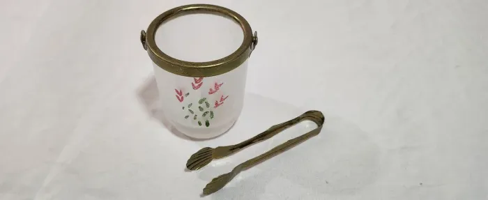 antigo balde de gelo com pegador em metal. mede 10 cm de altura 