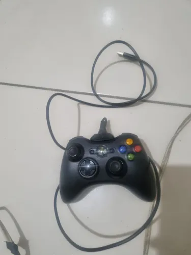 Controle xbox 360 com caixinha de pilha e cabo juntos.