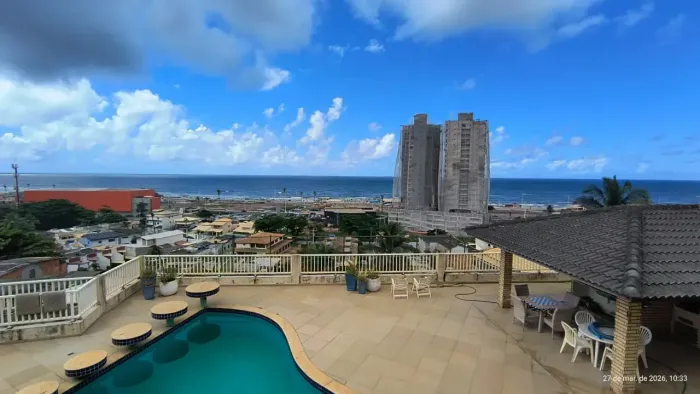 EXCLUSIVIDADE, CONFORTO E UMA VISTA DESLUMBRANTE PARA O MAR EM PITUAÇU