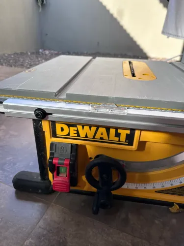 Serra Circular de Mesa DeWalt DWE *W - Potência, Precisão e Alto Desempenho