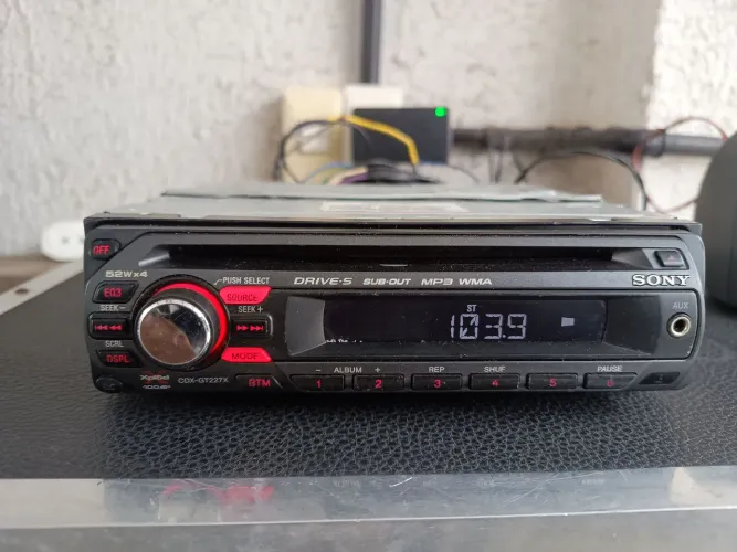 Vendo rádio automotivo Sony CDX-GT227X CD player, MP3 e WMA, rádio AM/FM, entrada Aux.