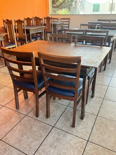 Mesa de madeira com 04 cadeiras