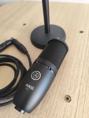 Microfone AKG P 120 com cabo e pedestal