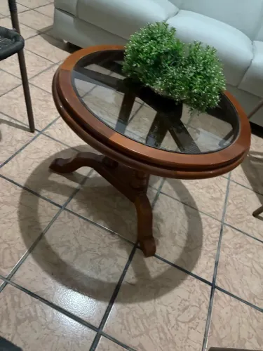 Mesa de Canto Redonda em Madeira com Tampo de Vidro - Clássica