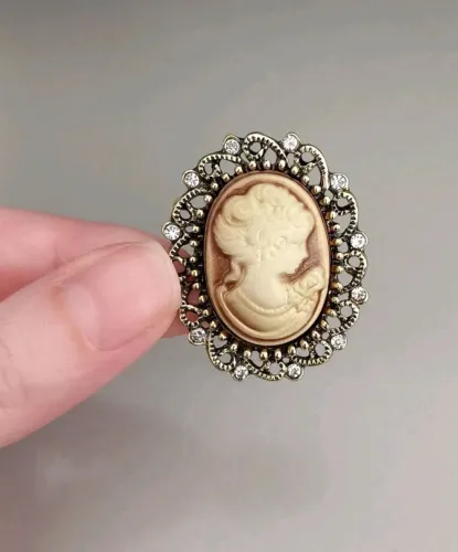 Broche de Camafeu Bege Detalhe Strass (novo)