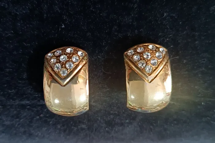 Lindo brinco dourado com Swarovski vintage anos 80 da Pierre Cardin.