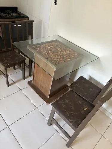 Mesa tampo vidro com cadeiras