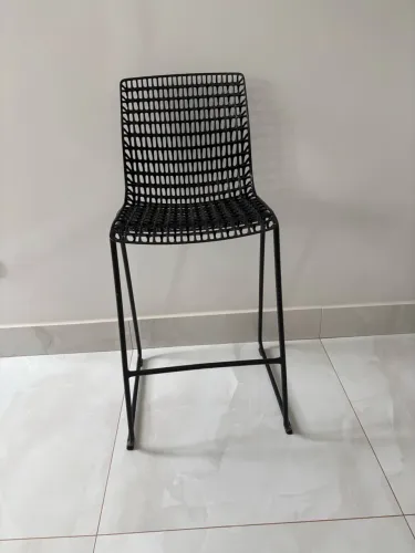 Banquetas altas na cor preta super confortáveis