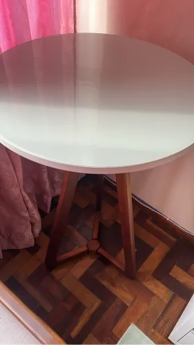 Mesa bistrô em madeira de qualidade e tampo em vidro branco leitoso