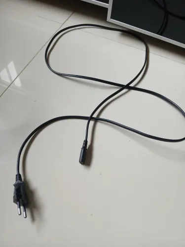 Cabo de força ps2 e ps4 e cabo de vídeo com a ponta um pouco resfiada
