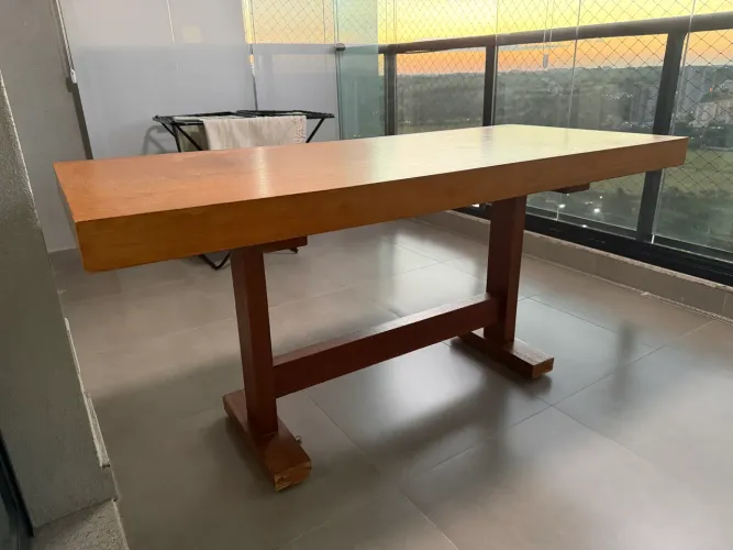 Mesa de madeira para 6 lugares