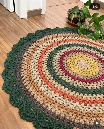 Tapete de crochê para sala grande e colorido.