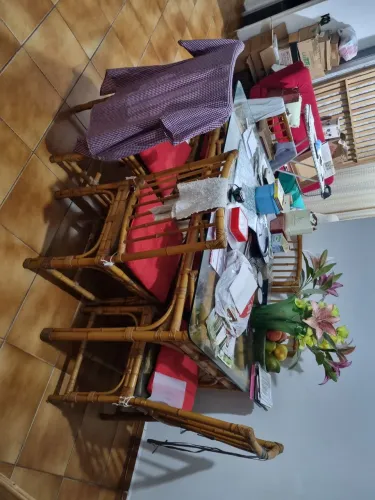Vendo kit com mesa de jantar com 6 cadeiras, estante e 2 mesinhas tudo em bambu. 
