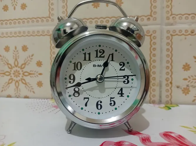 Lindíssimo relógio despertador produto novo