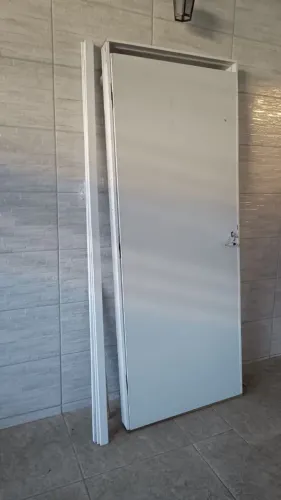 Porta branca com Batente moldura e fechadura