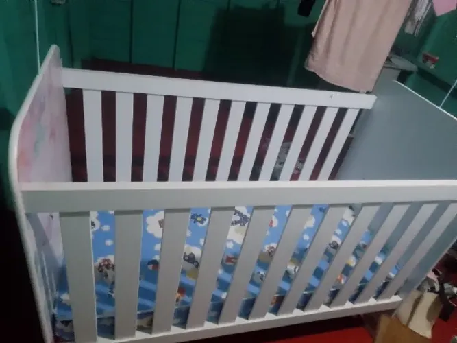 Berço infantil com colchão novo, nunca usado.