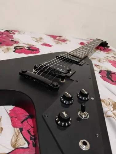 Guitarra Stagg F-300 Flying V + bag almofadada