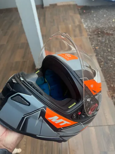 Vende se capacete esportivo (troco por capota marítima Saveiro cabine simples)