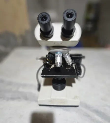 Microscopio para laboratório