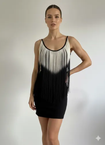 Vestido tam P preto tubinho com franjas da Just Be