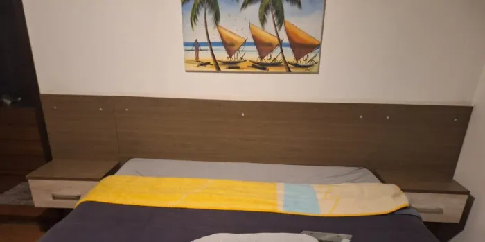 Cabeceira cama com gaveteiros laterais suspensos.
