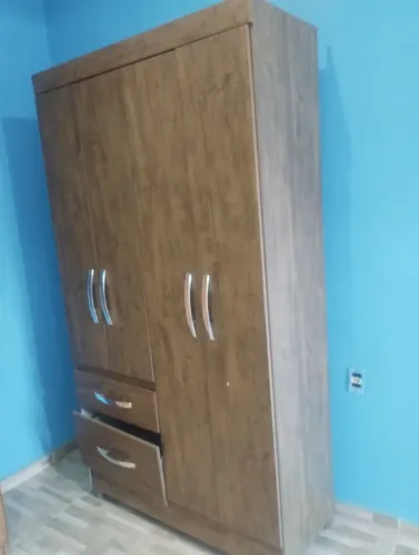 Guarda roupa e estante de livros.