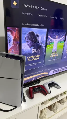 PlayStation 5 Slim Digital 825GB + 2 Controles (Branco + Vermelho Original Sony)