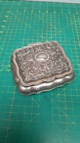 Lindo porta-joias antigo rico em detalhes