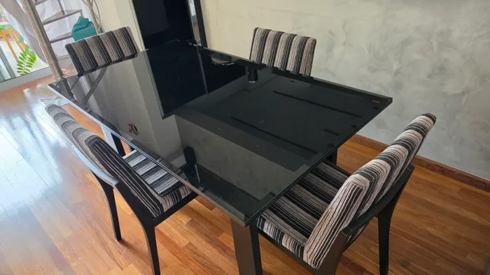 Mesa com vidro preto e 6 cadeiras
