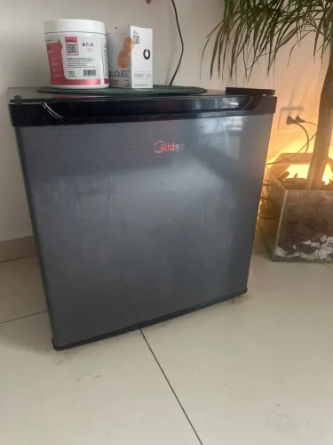 Frigobar seminovo MIDEA