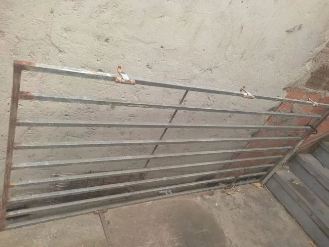 Vende se  grade de porta e uma grade de janela os dos sai a esse valor 