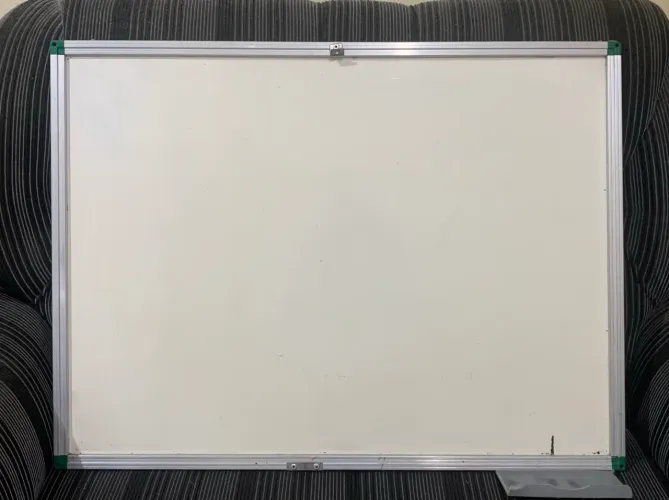 QUADRO BRANCO 60x80 COM MOLDURA DE METAL - ÓTIMO ESTADO