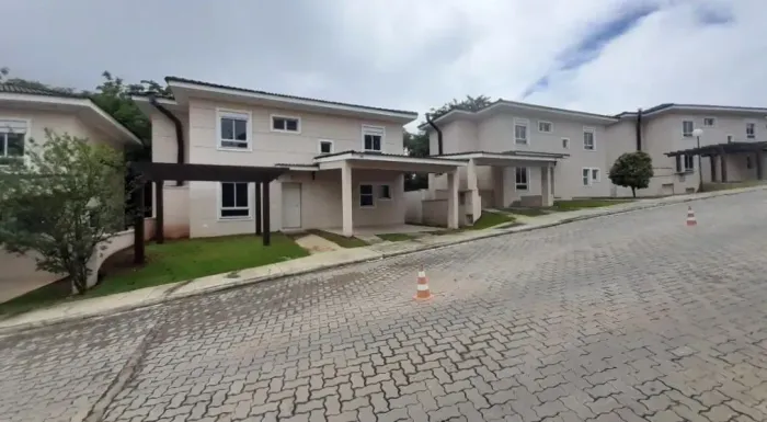 Casa em Condominio fechado com muito verde - Cotia